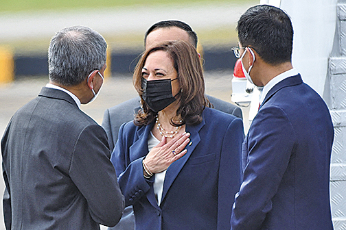 8月22日，美國副總統賀錦麗抵達新加坡，受到新加坡外交部部長維文（Vivian Balakrishnan）（左）的迎接。（Getty Images）