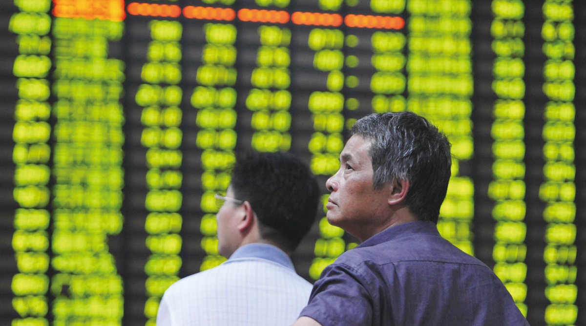 圖為中國投資客在一個證券交易大廳觀看電子板。（VCG/VCG via Getty Images）