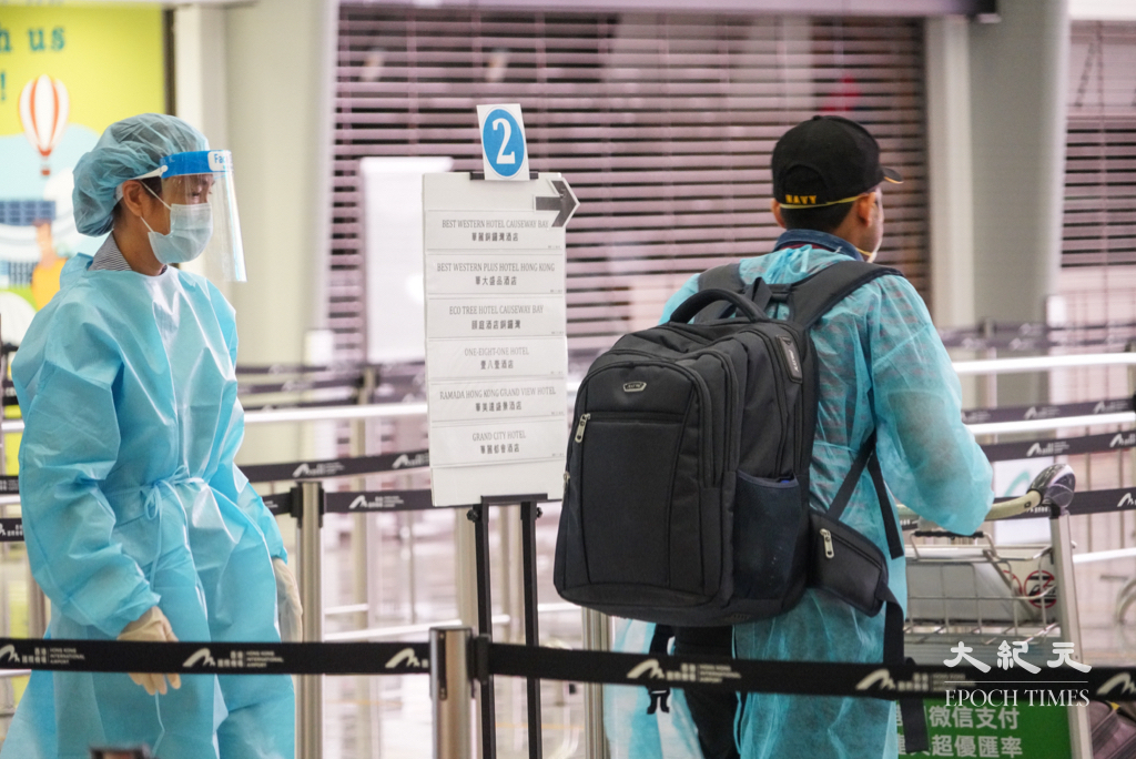 機管局日前要求機場指定員工必須於9月30日前接種兩劑疫苗，有航空業工會質疑當局意圖谷針。資料圖片。（余鋼／大紀元）