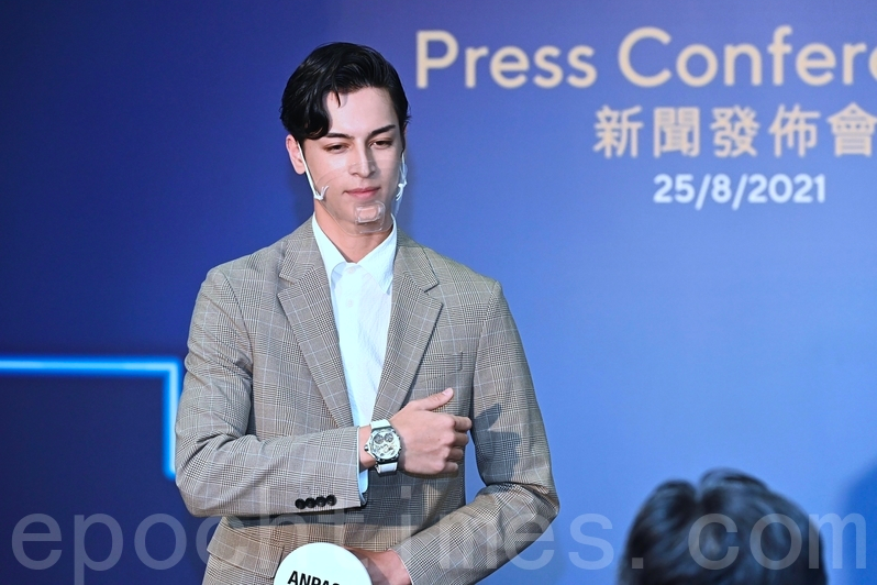 模特兒手上展示香港鐘表展及國際名表薈參展品牌的名表。(宋碧龍／大紀元）