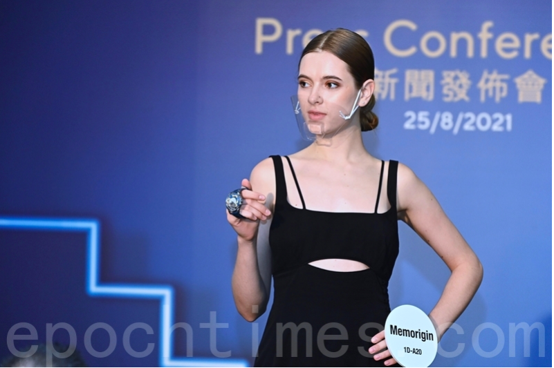 模特兒手上展示香港鐘表展及國際名表薈參展品牌的名表。(宋碧龍／大紀元）