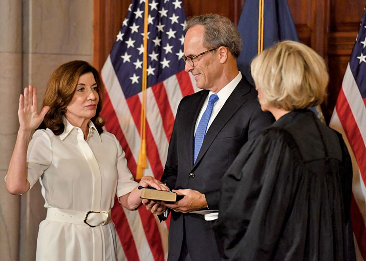 2021年8月24日，霍楚爾（左）在其丈夫的陪同下宣誓就任該州州長。（ANGELA WEISS/AFP via Getty Images）