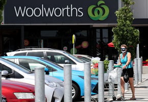 澳超市巨擘Woolworths今公布業績  總裁拒絕強制員工接種疫苗