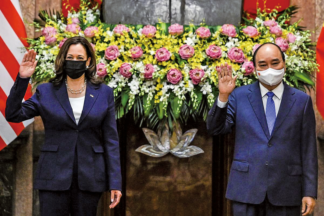 2021年8月25日，美國副總統賀錦麗和越南國家主席阮春福，在河內的總統府合照。（Getty Images）