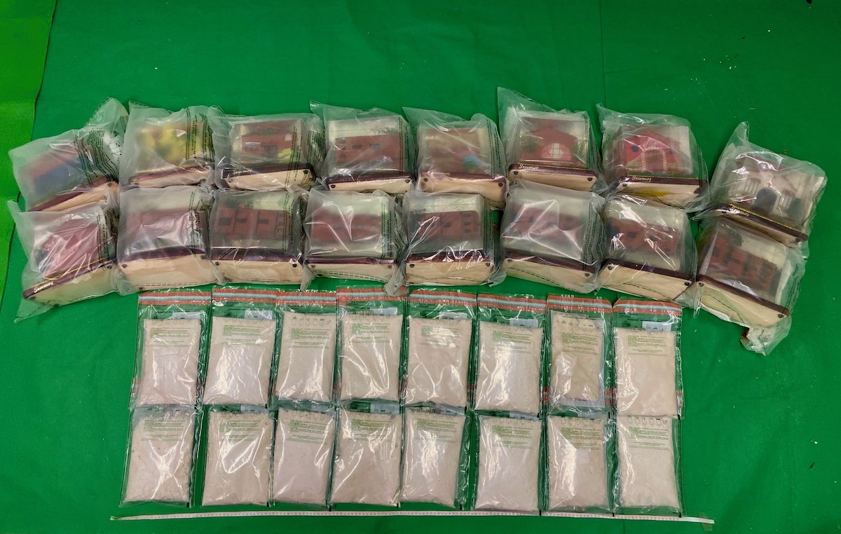 ​香港海關8月25日在香港國際機場檢獲約8公斤懷疑可卡因，估計市值約930萬元。圖為檢獲的懷疑可卡因和用作收藏毒品的工藝品。（政府新聞處）