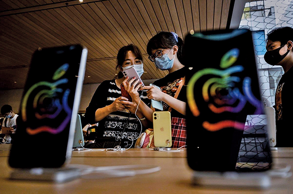蘋果公司的iPhone是否漲價受到關注。圖為北京的一家蘋果專賣店。（Kevin Frayer/Getty Images）