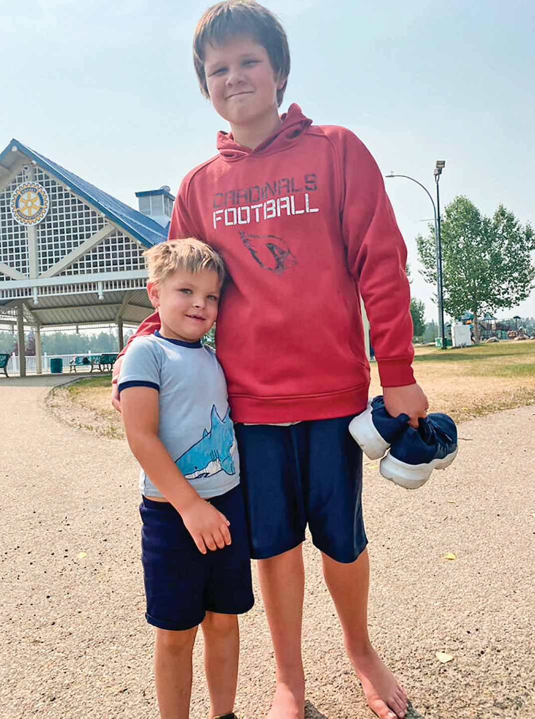 日前，加拿大一位11歲自閉症男孩（ 右）救起一位落水的兒童。（德雷克提供）