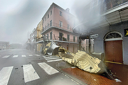 圖為新奧爾良的法國區一棟建築的屋頂在風雨中被吹掉。(Getty Images)