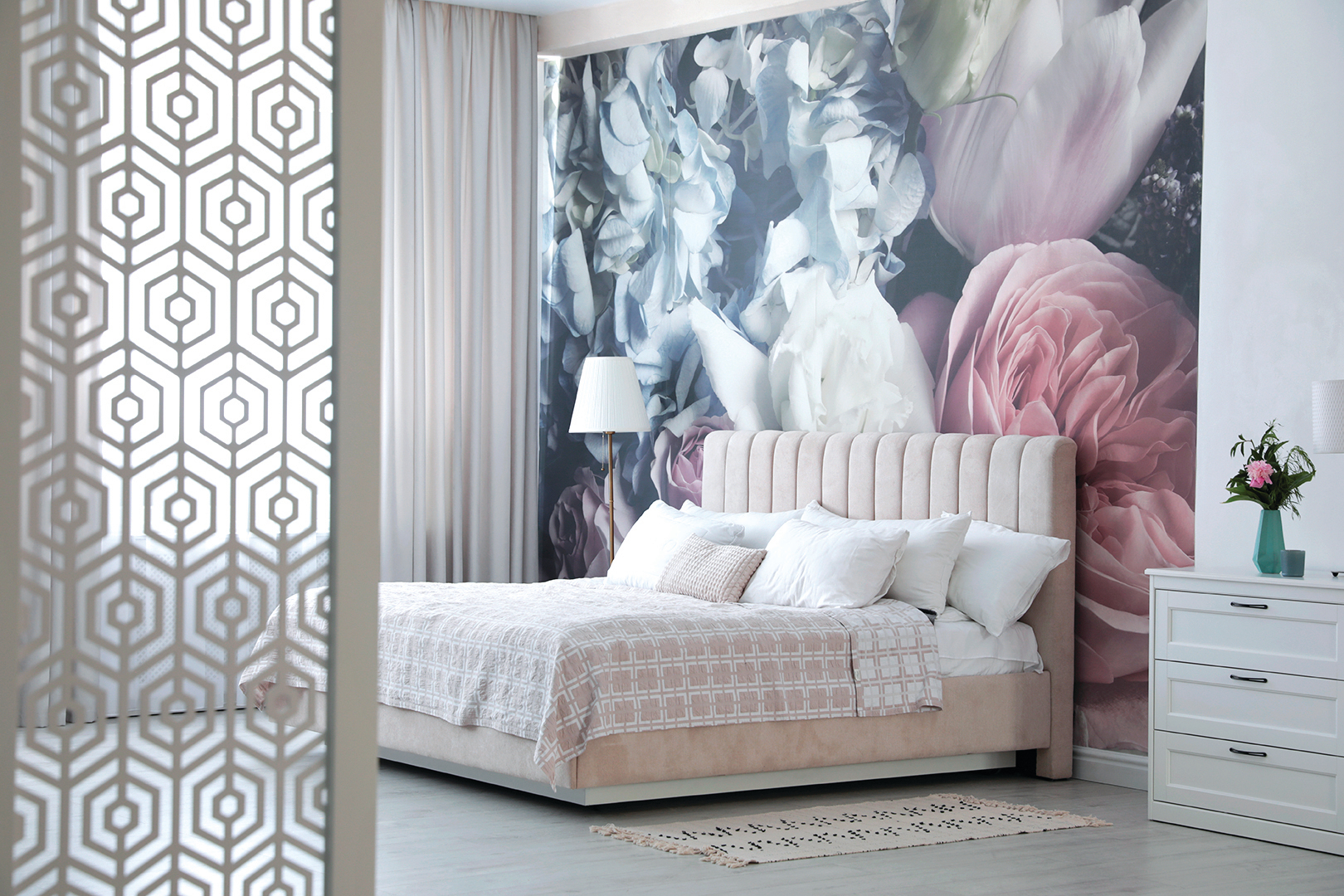 花朵壁飾創造聚焦點，延伸整面牆，讓臥室充滿大自然的氣息。