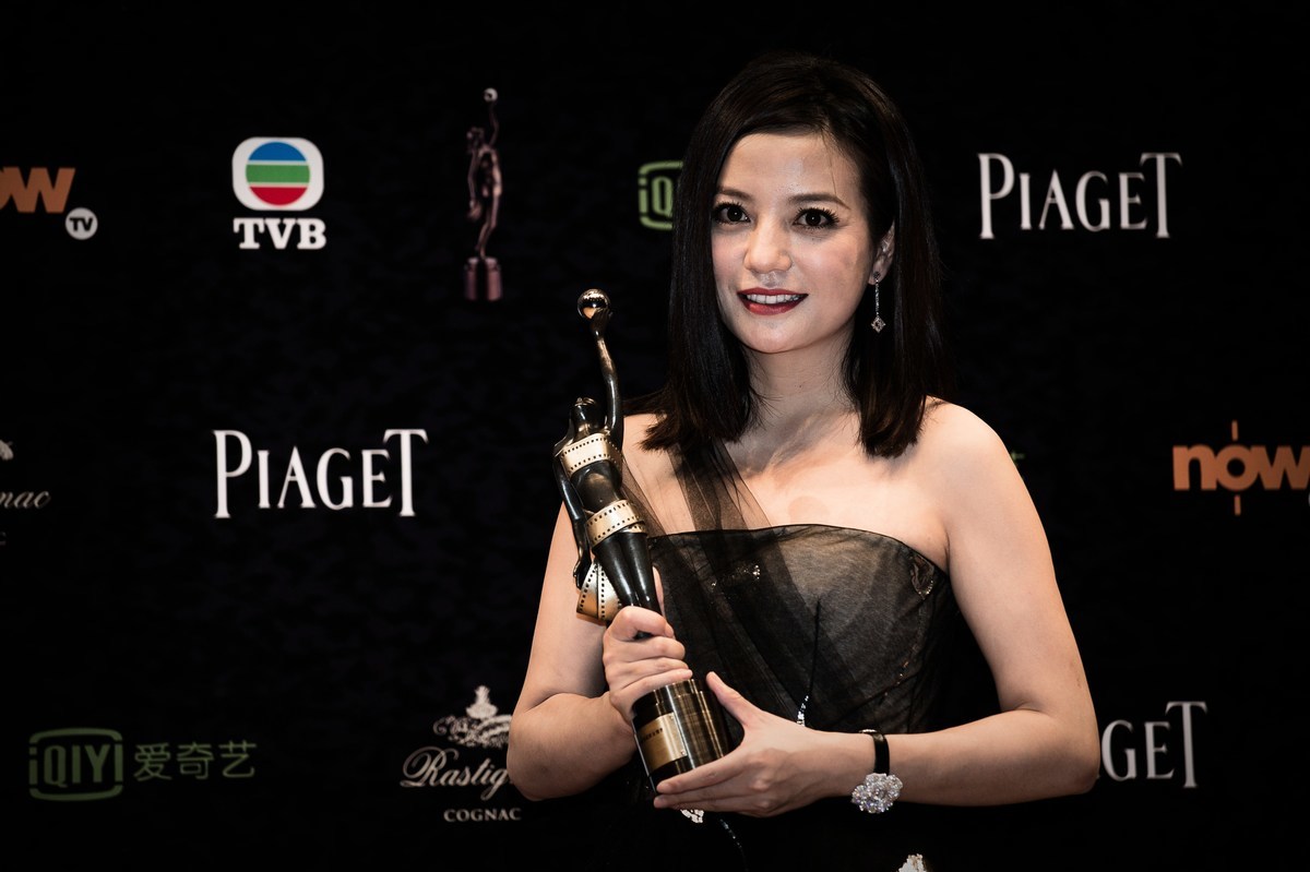 2015年4月19日，趙薇在香港第34屆電影金像獎頒獎典禮上，獲得最佳女演員獎。（PHILIPPE LOPEZ/AFP via Getty Images）
