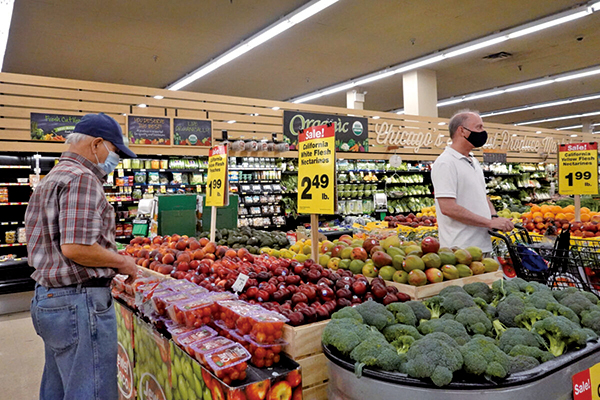 美國截至5月的12個月期間，通貨膨脹率上升了5%，這是自2008年8月以來最大漲幅。圖為2021年6月10日，顧客在伊利諾伊州芝加哥一家超市購買農產品。（Scott Olson/Getty Images）