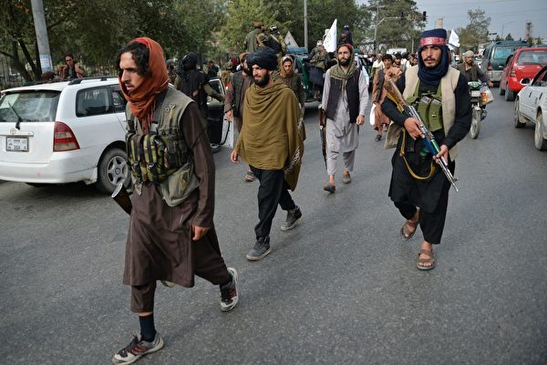  2021年8月31日，在喀布爾舉行的一次集會上，塔利班武裝分子聚集在一條街道上慶祝美國撤軍。(Photo by HOSHANG HASHIMI/AFP via Getty Images)