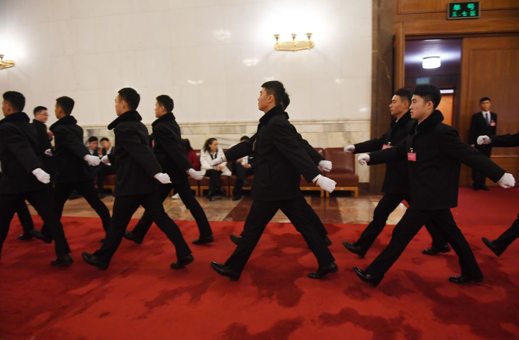 中共高層決定於今年11月在北京召開中共第十九屆六中全會。中共召開此會的時間通常在九、十月份。今年的會議被定在十一月份，有分析認為，此時間很有玄機。圖為2018年3月中共人大會議上身穿制服的中共軍人。（GREG BAKER／AFP via Getty Images）