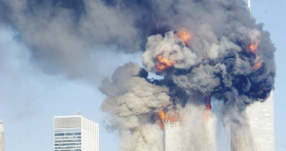 圖為2001年9月11日，美國紐約世貿中心的雙塔遭恐怖份子劫持的飛機撞上。(Getty Images)