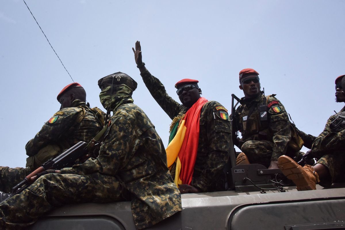 2021年9月6日，特種部隊領袖、同時也是這次政變主導人馬馬迪‧杜姆布亞中校（中）抵達畿內亞首都科納克里的人民宮」時向民眾揮手致意。(CELLOU BINANI/AFP via Getty Images)