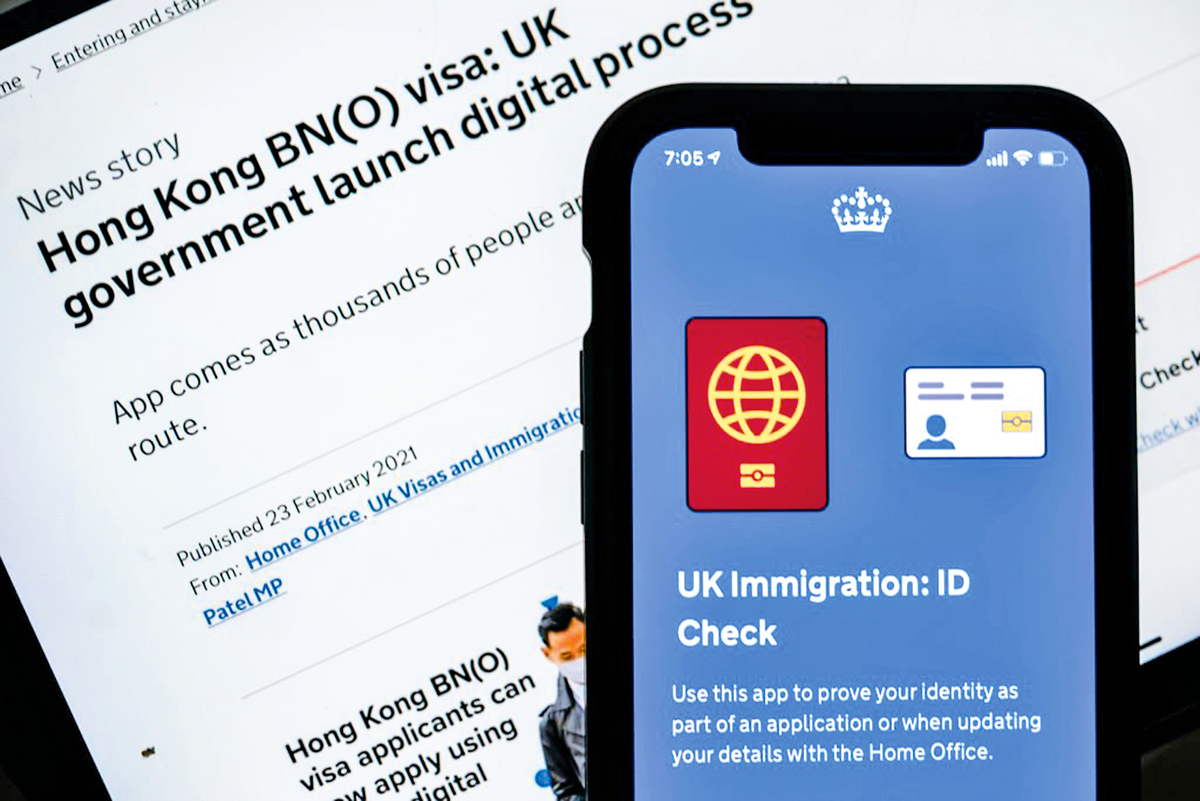  英國政府表示，有中共間諜冒充港人，企圖通過英國為持有海外護照（BNO）的香港人提供的簽證潛入英國。（ Anthony Kwan/Getty Images）