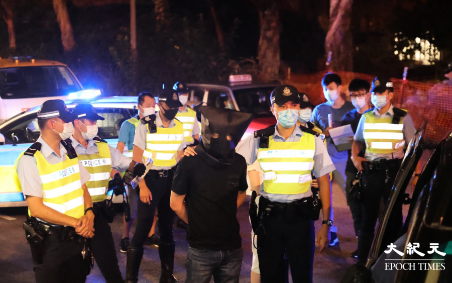 【突發】七人車尖沙咀衝路障撞警車 被通緝男子偕女友人藏毒齊被捕