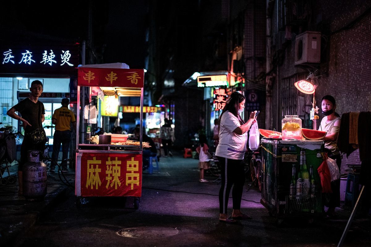 中國食品安全問題再度曝光，不法商販用含罌粟調料來吸引顧客。圖為深圳路邊的小吃攤。圖片和本文無關。（Noel Celis/AFP/Getty Images）