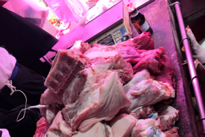 食環署打擊懷疑以冰鮮肉充當新鮮肉出售食店