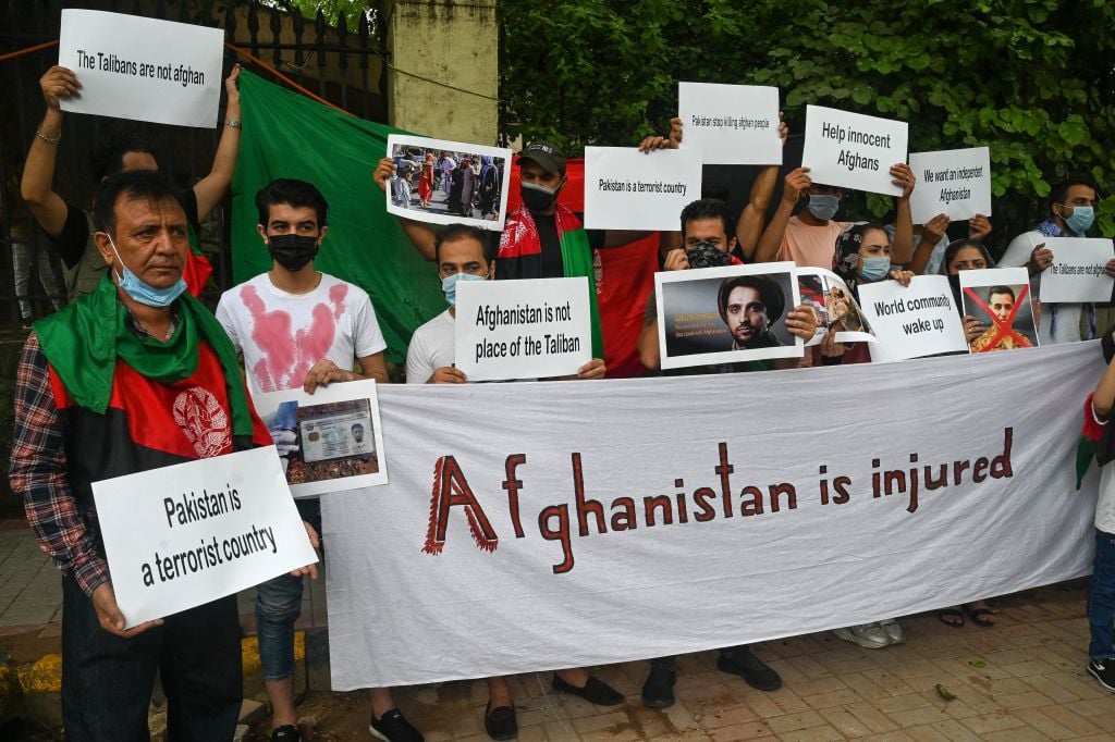 前巴基斯坦駐美國大使哈卡尼認為，印度將加強在阿富汗的影響。圖攝於本月10日，居住在印度的阿富汗國民，於新德里抗議巴基斯坦支持塔利班政權。（PRAKASH SINGH/AFP via Getty Images）