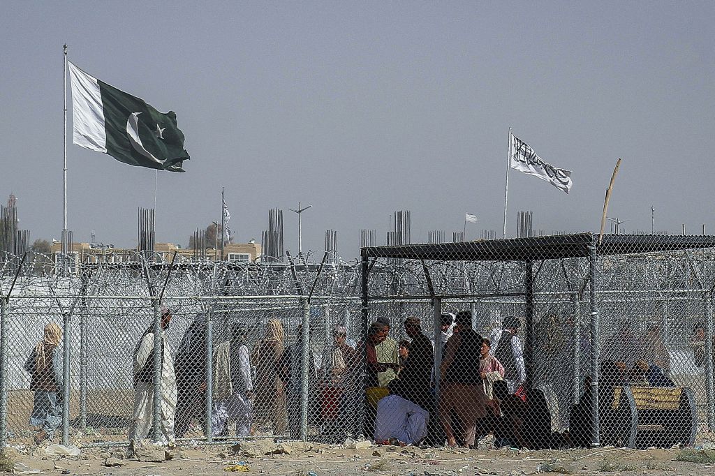 阿富汗和巴基斯坦國民在塔利班奪取政權後，如常透過陸路口岸出入境。（-/AFP via Getty Images)