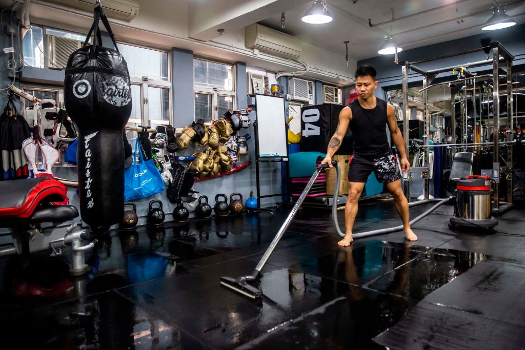 香港海關今（14日）拘捕三名涉嫌使用具威嚇性營業行為銷售健身服務而違反《商品說明條例》的健身中心職員。資料圖片，與本文無關。（ ISAAC LAWRENCE/AFP via Getty Images）