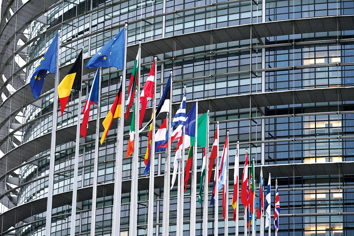 位於法國史特拉斯堡的歐洲議會大樓前的各歐盟成員國國旗。（Thomas Niedermueller/Getty Images）