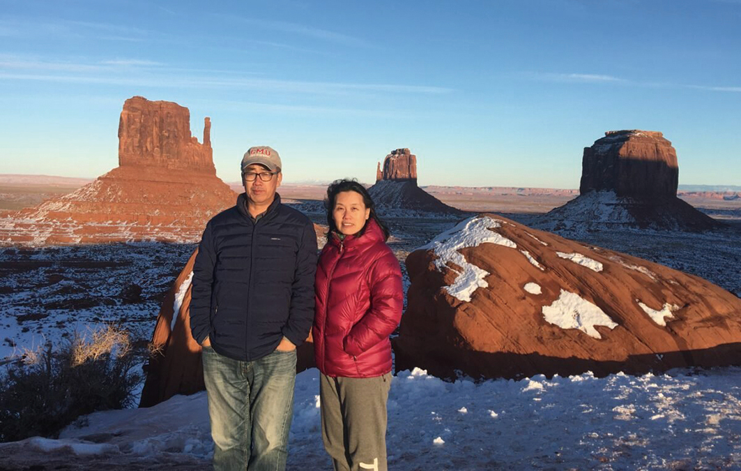 2020年1月，周德勇和妻子尤玲合照，攝於亞利桑那州納瓦霍縣紀念碑谷。（尤玲提供）