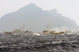 中共海警船衝撞日本巡邏艦 日本啟動十萬兵力軍演