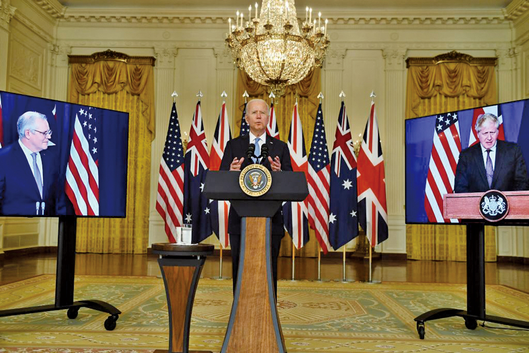 9月15日，美國總統拜登在白宮東廂，與英國首相約翰遜、澳洲總理莫里森參加一場關於國家安全的視像記者會。（Getty Images）