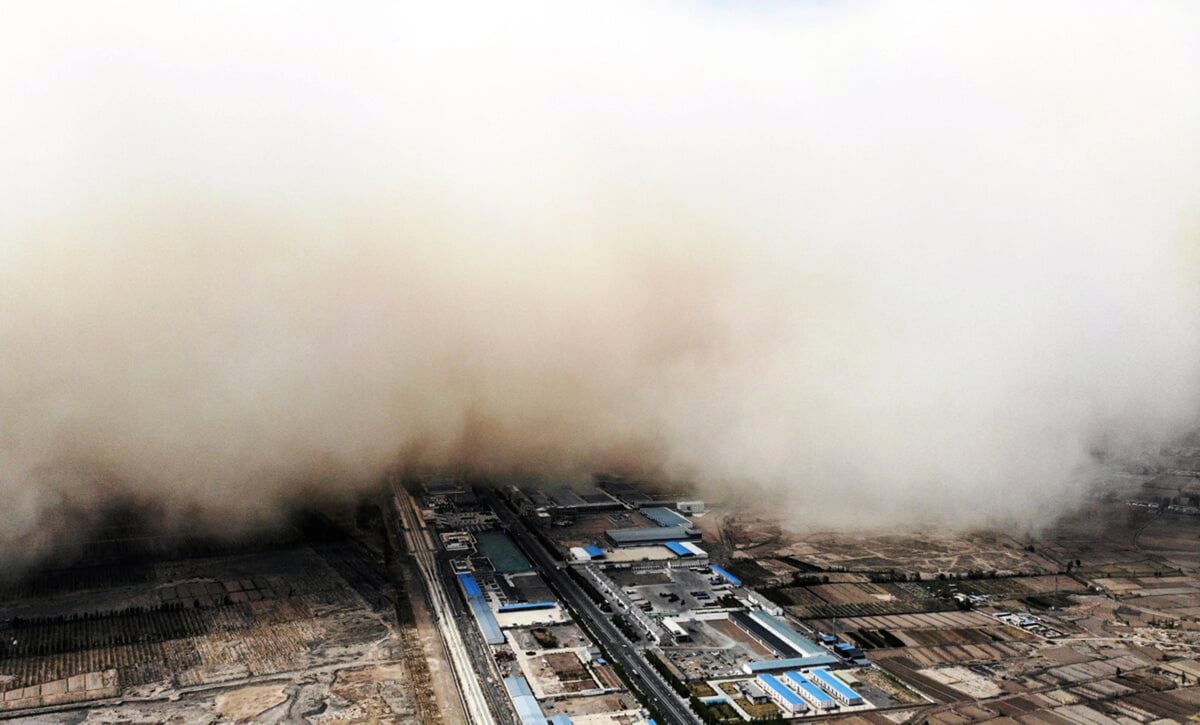 2021年4月25日，中國甘肅省張掖市臨澤縣遭遇沙塵暴襲擊。（Getty Images）