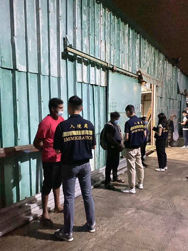 入境處本月16日在流浮山展開代號「曙光行動」的反非法勞工行動。圖示懷疑非法勞工在行動中被捕。(政府新聞處）