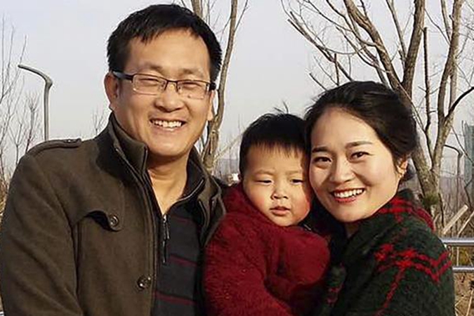 王全璋和李文足夫婦和兒子的全家福照片。（當事人提供）