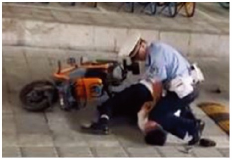 廣州警察當街跪壓男子頸部 引發輿論譴責