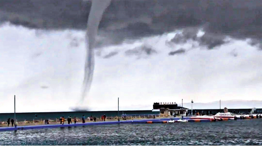 青海湖出現龍吸水奇觀 網民：太震撼了