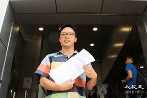 「光復元朗」發起人鍾健平被控兩罪今開庭  旁聽市民遙呼中秋平安