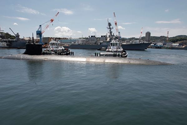  2021年7月31日，美國海軍海狼級在日本橫須賀的碼頭快速攻擊潛艇康涅狄克號。（U.S. Navy photo by Chief Mass Communication Specialist Brett Cote）