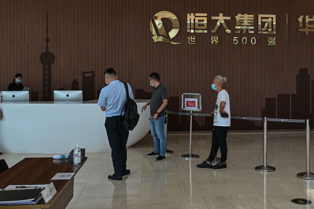 近日，恒大被曝與習近平當局的「房住不炒」政策背道而馳。而即使恒大已陷入危機，但該集團董事局主席許家印仍在十年間套現了500億元人民幣。圖為今年9月22日，人們在上海恒大中心大廈內。（HECTOR RETAMAL/AFP via Getty Images）