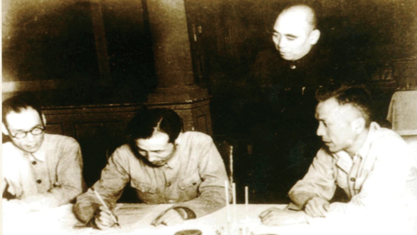 閻又文（左二）作為傅作義方面談判代表在綏遠和平協定上簽字。（網路圖片）