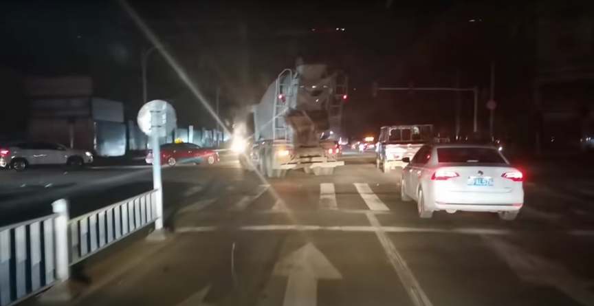 中國遼寧省本溪市的男子夜晚開車，發現路邊的紅綠燈和路燈都熄了，四周一片漆黑。（視頻截圖/無修飾中國）