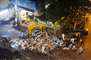 警員昨到荃灣垃圾站搜證 遺留大量垃圾在路邊