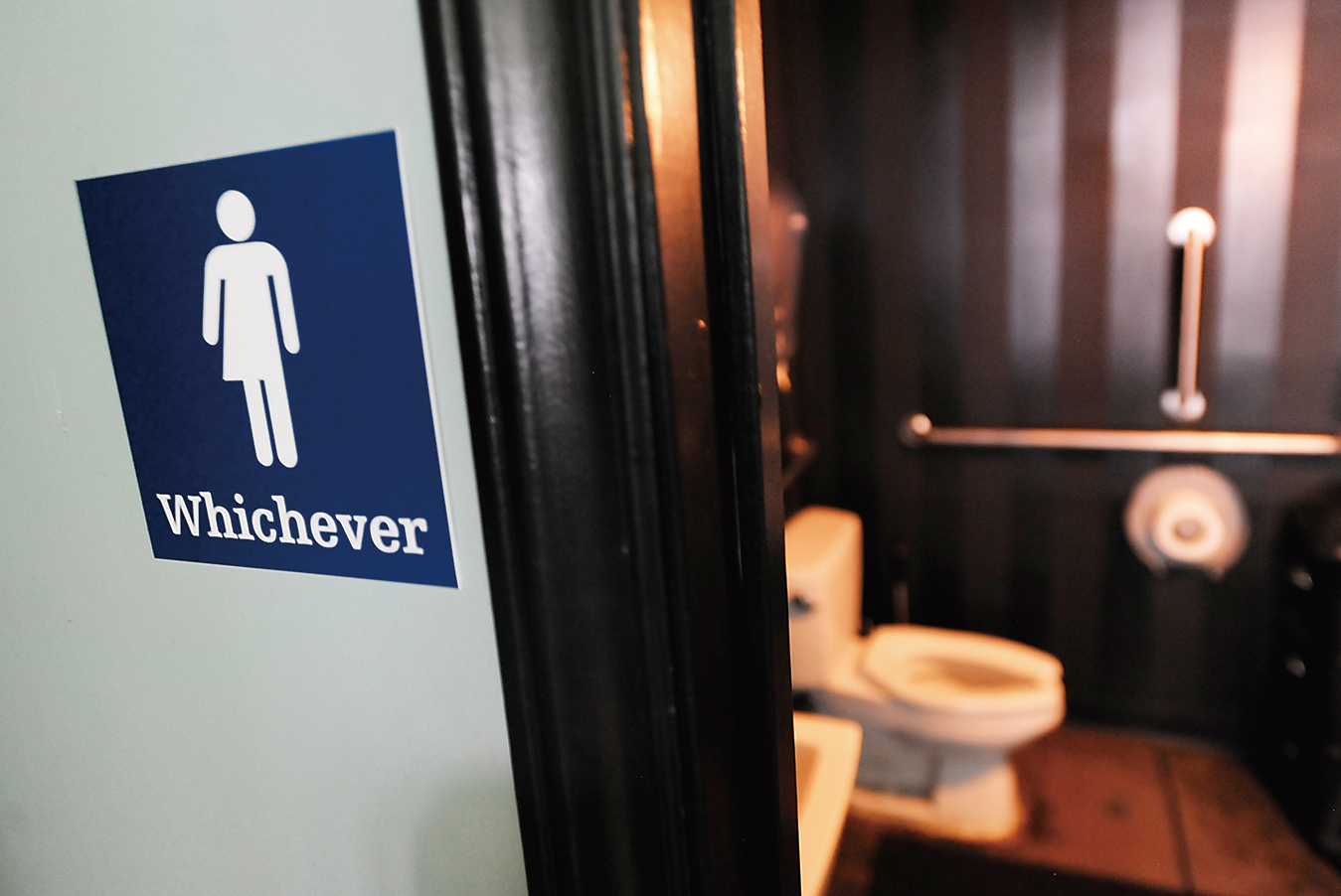 奧巴馬政府要求全美國公立學校必須允許變性學生自選廁所。圖為北卡州的一個性別中性的廁所。((Photo by Sara D. Davis/Getty Images)