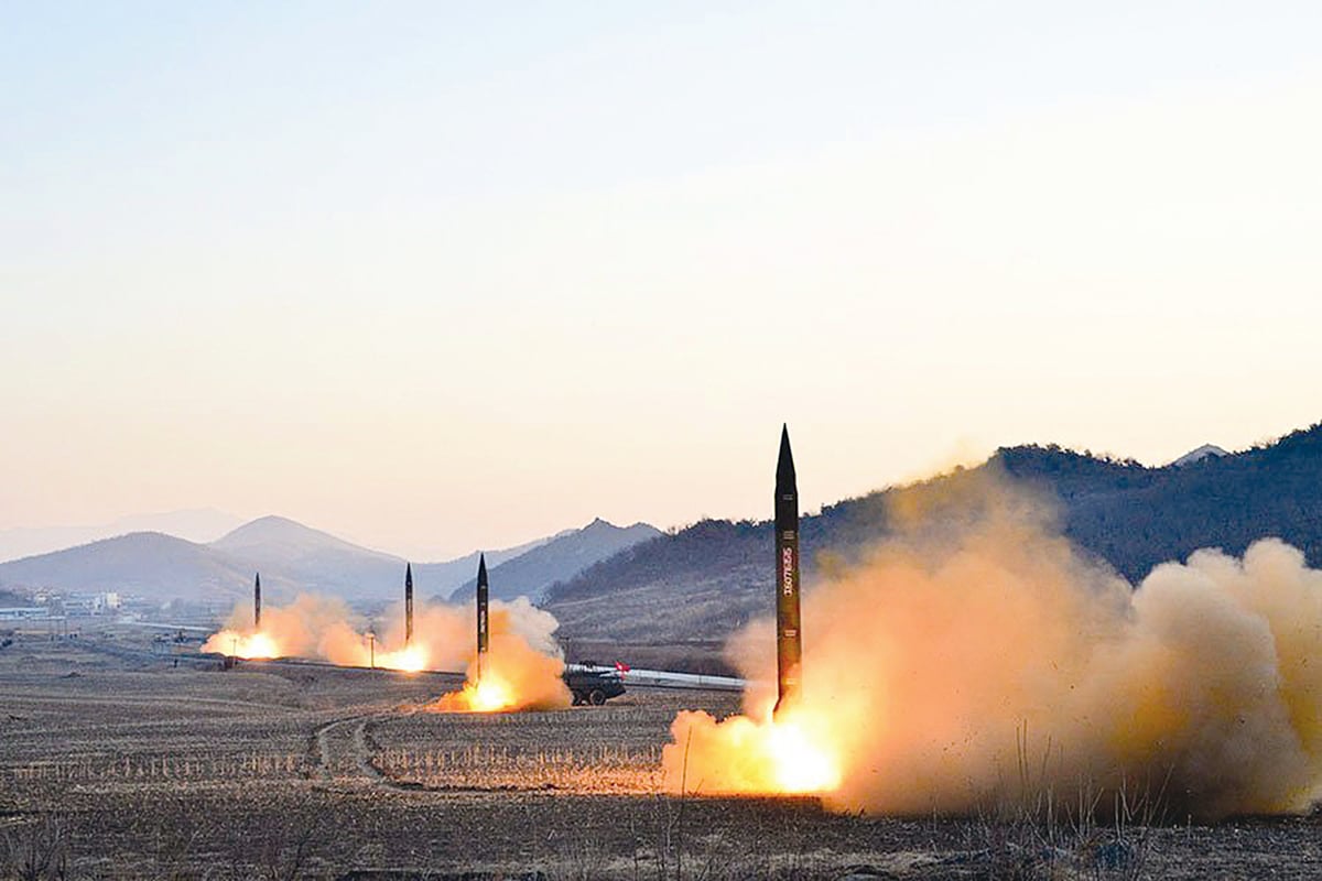 圖為北韓2017年3月6日試射4枚導彈。（STR/AFP/Getty Images）
