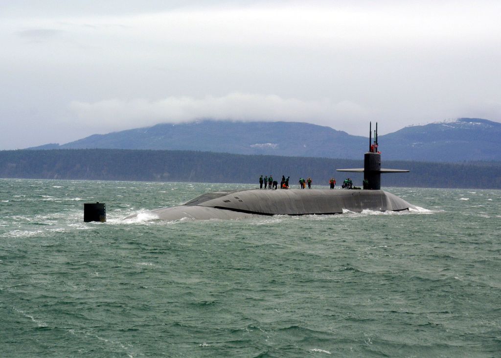 2006年1 月 29 日，美國海軍的俄亥俄號導彈潛艇 (SSGN 726) 停靠在華盛頓普吉特海灣海岸。（Dave Fliesen/U.S. Navy via Getty Images）
