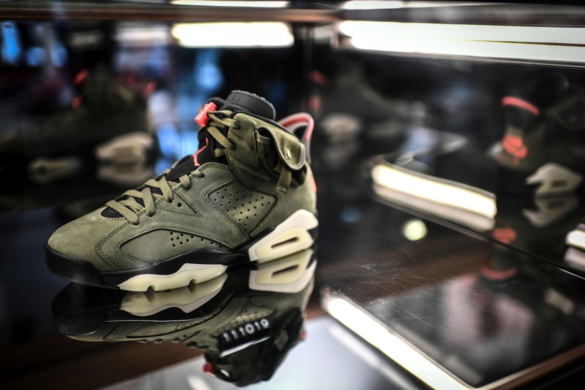 耐克一款三方聯名限量版運動鞋，今年推出後不久標價暴增40多倍，引起人們的關注。圖為2019年巴黎一家商店展示的聯名限量版Travis Scott x Air Jordan 6。（STEPHANE DE SAKUTIN/AFP via Getty Images）