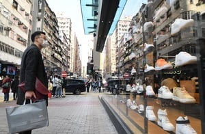 香港零售銷售額8月年增11.9%至286億元 衣服與鞋類飆升逾35%
