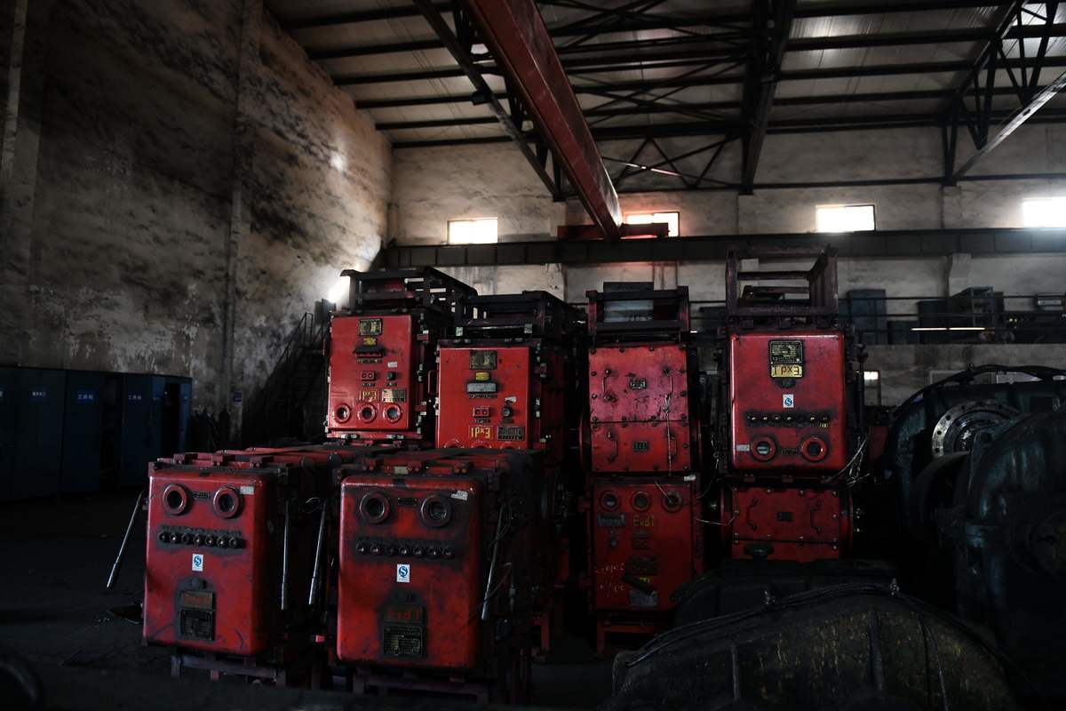 為減少碳排放，北京門頭溝地區在過去20年內關閉了270個煤礦。門頭溝位於北京西部，為北京提供了近300年的能源。圖為門頭溝大台煤礦大棚中的設備，攝於2020年1月8日。（Greg Baker/AFP/Getty Images）