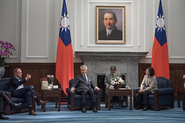 中華民國總統蔡英文2018年會晤法國參議院友台小組主席李察率領的訪問團。（中華民國總統府提供）