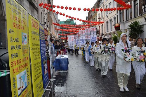 2016年10月1日，英國學員在倫敦繁華商業街和唐人街反迫害遊行，傳播法輪功的真相。