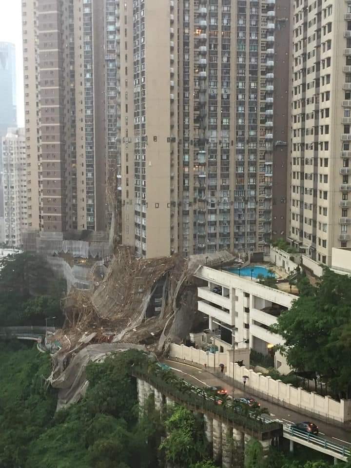 跑馬地樂活道10月8日發生棚架倒塌事故，造成1女工不幸死亡。（香港突發事件爆料區Facebook）